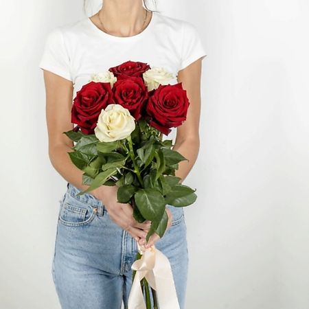 Букет живых цветов FLORY.ME 7 крупных роз Эквадор красно-белые декоративных подарков yiwu e commerce красно белые 3 шт