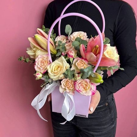 Букет живых цветов GLOW FLOWERS Букет из лилии и роз в сумочке букет лилии конэко о искусственный 25 см