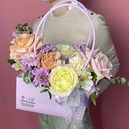 Букет живых цветов GLOW FLOWERS Букет с розами и эустомой на день рождения фоторамка для фотобудки chicinlife день рождения