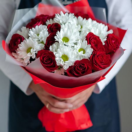 Букет живых цветов ЦВЕТНИК ЦВЕТЫ И ПОДАРКИ Сборный букет с красными розами и белыми ромашками