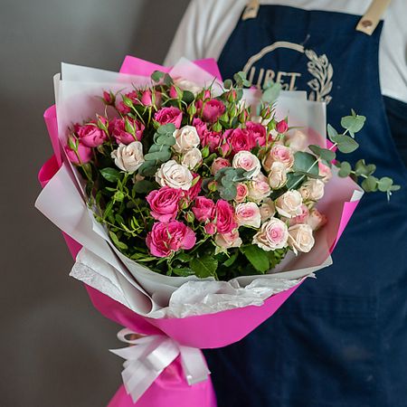 Букет живых цветов ЦВЕТНИК ЦВЕТЫ И ПОДАРКИ Белые и розовые кустовые розы с эвкалиптом в оформлении розовые белые синие атласные банты для декора