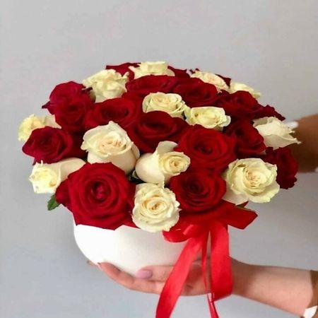 Букет живых цветов GLOW FLOWERS Букет роз в шляпной коробке