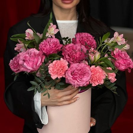 Букет живых цветов ШОПЕН Коробочка с пионовидными розами бархатная коробочка для украшений qiao форма ракушки