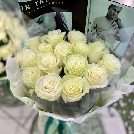 Букет живых цветов ЦВЕТЫ ДЛЯ ВАС Букет из 15 белых роз (Эквадор)