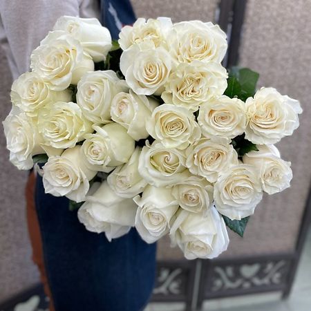 Букет живых цветов ЦВЕТЫ ДЛЯ ВАС Роза белая 25 шт фото обои для пола beibehang красная роза белая роза лепесток пвх самоклеящиеся водостойкие