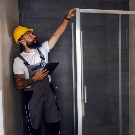 Установка каркасного душевого уголка шириной до 150 см. леока хабарова брак