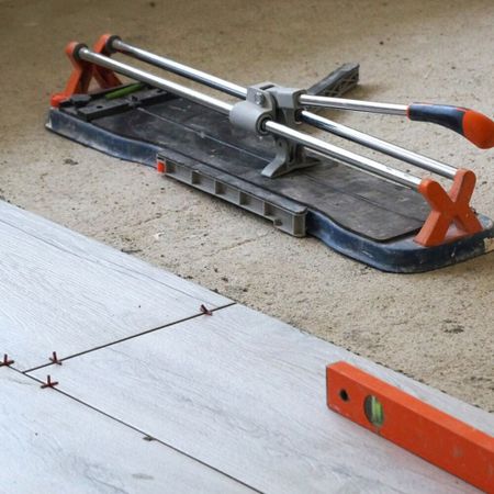 Укладка керамогранита размером менее 60*60 см. диагональная