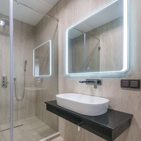 Навеска зеркального шкафа или зеркала с подсветкой на стену леока хабарова брак