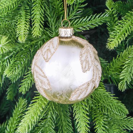 Шар стеклянный Yancheng Shiny с узором листочки из блёсток 8 см