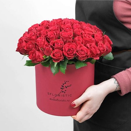 Букет живых цветов STUDIO FLORISTIC Композиция из красных Роз 51 шт «Фрейя»