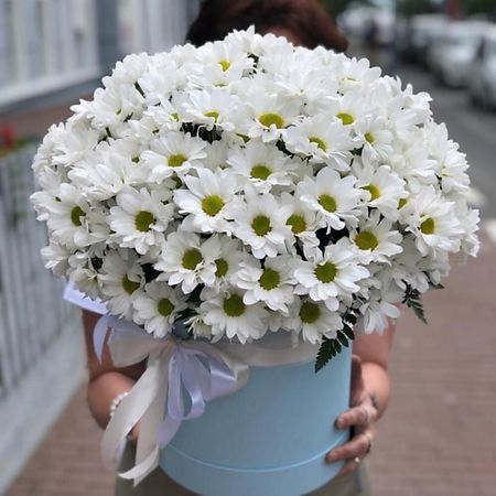 Букет живых цветов ДЕЛА ЦВЕТОЧНЫЕ ЦВЕТЫ.ЯГОДА.ДЕКОР Цветочная коробка 