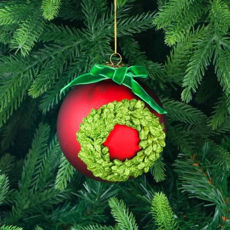 Игрушка ёлочная Yancheng Shiny стеклянная шар красный с зеленым венком