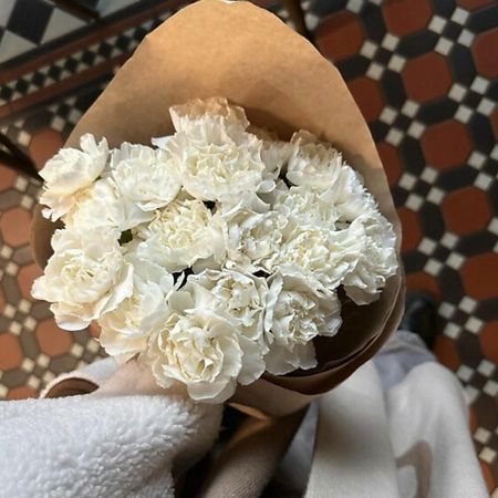 Букет живых цветов МНОГО ЦВЕТОВ ЦВЕТОЧНЫЙ МАГАЗИН Кулек комплимент из белых диантусов nitecore tini3 много ный фонарик 600 люмен