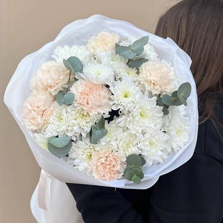 Букет живых цветов МНОГО ЦВЕТОВ ЦВЕТОЧНЫЙ МАГАЗИН Букет из кустовой хризантемы, диантусов, эвкалипта nitecore tini3 много ный фонарик 600 люмен