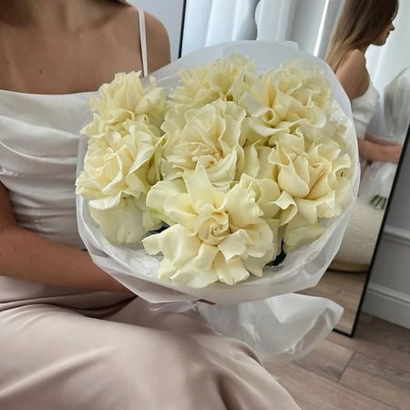 Букет живых цветов МНОГО ЦВЕТОВ ЦВЕТОЧНЫЙ МАГАЗИН Монобукет из белых французских роз nitecore tini3 много ный фонарик 600 люмен