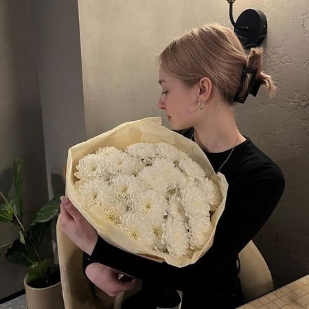 Букет живых цветов МНОГО ЦВЕТОВ ЦВЕТОЧНЫЙ МАГАЗИН Монобукет из 7 кустовых белых хризантем nitecore tini3 много ный фонарик 600 люмен