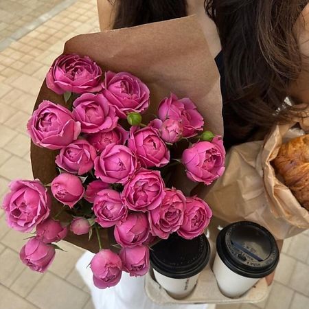 Букет живых цветов МНОГО ЦВЕТОВ ЦВЕТОЧНЫЙ МАГАЗИН Кулек комплимент из пионовидных кустовых роз nitecore tini3 много ный фонарик 600 люмен