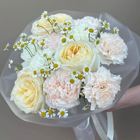 Букет живых цветов МНОГО ЦВЕТОВ ЦВЕТОЧНЫЙ МАГАЗИН Сборный букет из пионовидных роз, танацетума и диантусов nitecore tini3 много ный фонарик 600 люмен