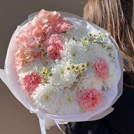 Букет живых цветов МНОГО ЦВЕТОВ ЦВЕТОЧНЫЙ МАГАЗИН Сборный букет из кустовых хризантем, диантусов и гортензии nitecore tini3 много ный фонарик 600 люмен