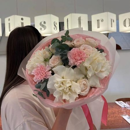 Букет живых цветов МНОГО ЦВЕТОВ ЦВЕТОЧНЫЙ МАГАЗИН Букет из французских роз, диантусов и кустовых роз nitecore tini3 много ный фонарик 600 люмен