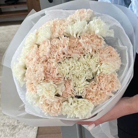 Букет живых цветов МНОГО ЦВЕТОВ ЦВЕТОЧНЫЙ МАГАЗИН Монобукет из ажурных диантусов nitecore tini3 много ный фонарик 600 люмен