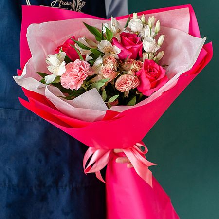 Букет живых цветов ЦВЕТНИК ЦВЕТЫ И ПОДАРКИ Яркий букет с малиновой розой и лизиантусом