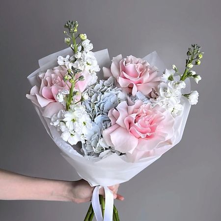 Букет живых цветов МНОГО ЦВЕТОВ ЦВЕТОЧНЫЙ МАГАЗИН Букет из французских роз, гортензий и маттиолы искусственный букет гортензий из шелка