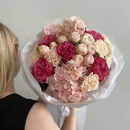 Букет живых цветов МНОГО ЦВЕТОВ ЦВЕТОЧНЫЙ МАГАЗИН Сборный букет из гортензии, кустовых роз, пионовидных роз и диантусов nitecore tini3 много ный фонарик 600 люмен