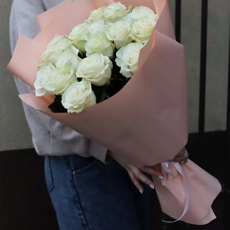 Букет живых цветов MILOTTA FLORAL SHOP 15 белоснежных роз корзина econova floral 30х19 5х9 5 см