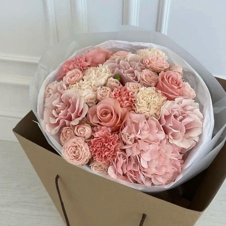 Букет живых цветов МНОГО ЦВЕТОВ ЦВЕТОЧНЫЙ МАГАЗИН Авторский букет из роз и жиантусов nitecore tini3 много ный фонарик 600 люмен