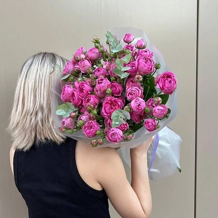 Букет живых цветов МНОГО ЦВЕТОВ ЦВЕТОЧНЫЙ МАГАЗИН Букет из 13 кустовых роз с эвкалиптом