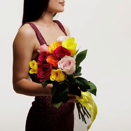 Букет живых цветов БУКЕТНАЯ ЛАВКА 11 Роз микс с атласной лентой ковые банты из атласной ленты 8 шт