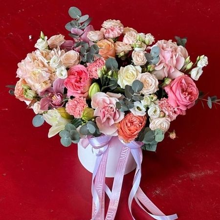 Букет живых цветов ШОПЕН Композиция сборная в шляпной коробке