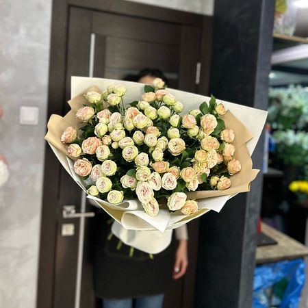 Букет живых цветов ARETAFLO ЦВЕТОЧНЫЙ САЛОН Букет из 15 кустовых пионовидных роз