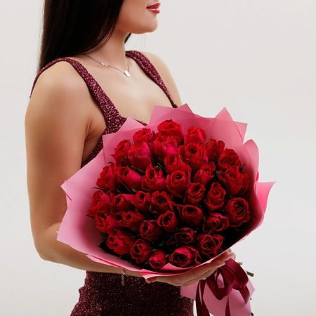 Букет живых цветов БУКЕТНАЯ ЛАВКА Монобукет из 35 роз фуксия