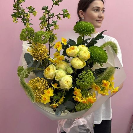 Букет живых цветов ЗАЦВЕТАЙ. ЦВЕТОЧНЫЙ БУТИК Букет «весна в сердце» с цветущими ветками и нарциссами деревянный кулон с нарциссами из сандала