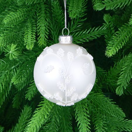 Игрушка ёлочная Yancheng Shiny шар стеклянный молочный цветок с бисером белый