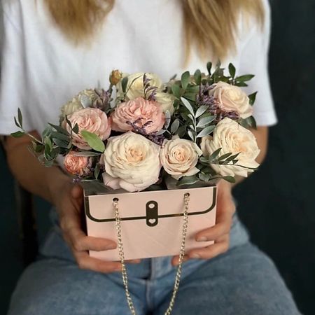 Букет живых цветов ШОПЕН Сумочка на цепочках с кустовыми розами maxgoods парчовая сумочка для украшений