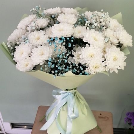 Букет живых цветов ЦВЕТЫ ПЕРМИ Букет кустовых хризантем с гипсофилой