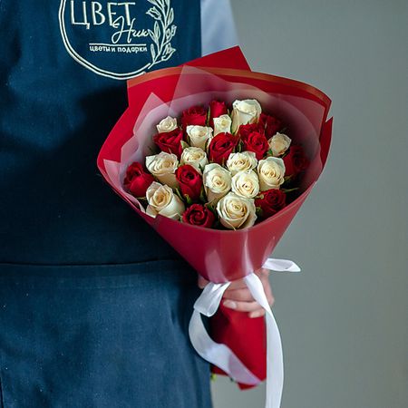Букет живых цветов ЦВЕТНИК ЦВЕТЫ И ПОДАРКИ Красно-белый микс из 25 кенийских роз