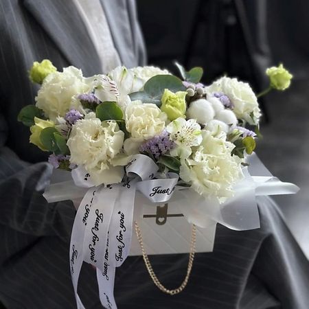 Букет живых цветов ШОПЕН Стильная сумочка на цепочках maxgoods парчовая сумочка для украшений