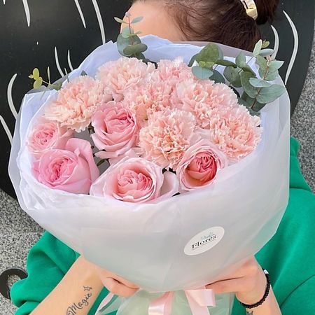 Букет живых цветов FLORES Нежный букет из кремовых гвоздик и пионовидных роз