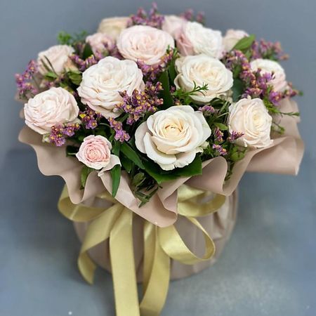 Букет живых цветов ARTISHOK Коробочка из пионовидных роз,лимониума и рускуса бархатная коробочка для украшений qiao форма ракушки