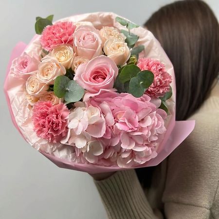 Букет живых цветов FLORES Нежный милый букет с гортензией и ароматными пионовидными розами крючок для ключей милый кот