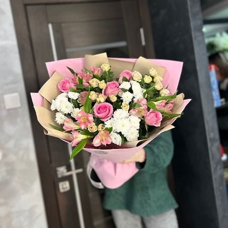 Букет живых цветов ARETAFLO ЦВЕТОЧНЫЙ САЛОН Сборный нежный букет