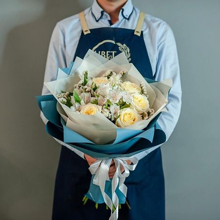 Букет живых цветов ЦВЕТНИК ЦВЕТЫ И ПОДАРКИ Букет из садовых розы Кендилайт с альстромерией