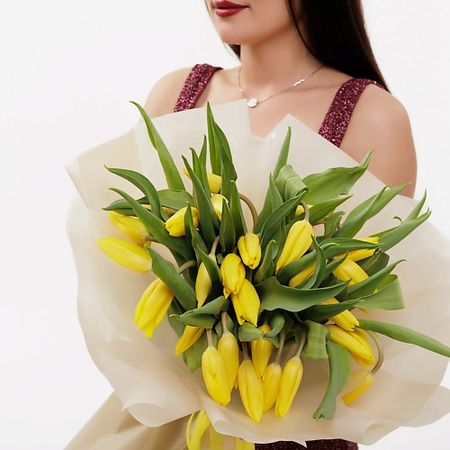 Букет живых цветов БУКЕТНАЯ ЛАВКА Желтые тюльпаны автомобильные воронки из пластика желтые