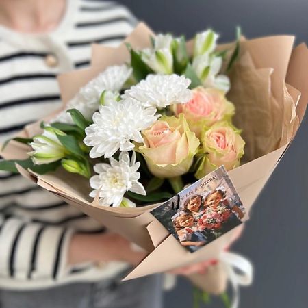Букет живых цветов FLOWERTVER Букет с розами и хризантемами на 1 сентября