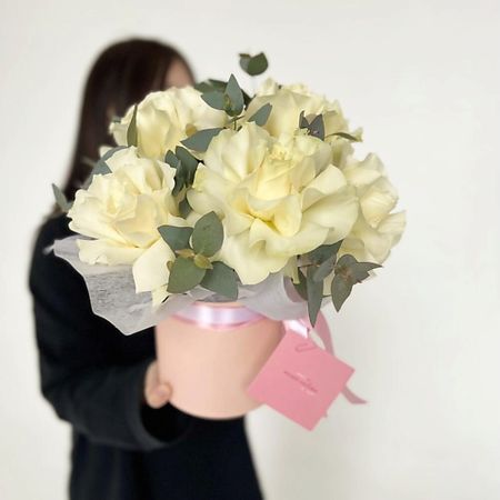 Букет живых цветов FLOWERTVER Композиция с французскими розами и эвкалиптом