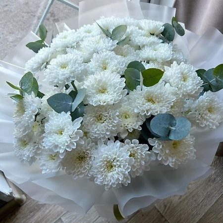 Букет живых цветов FLOWERTVER Букет с кустовыми хризантемами и эвкалиптом